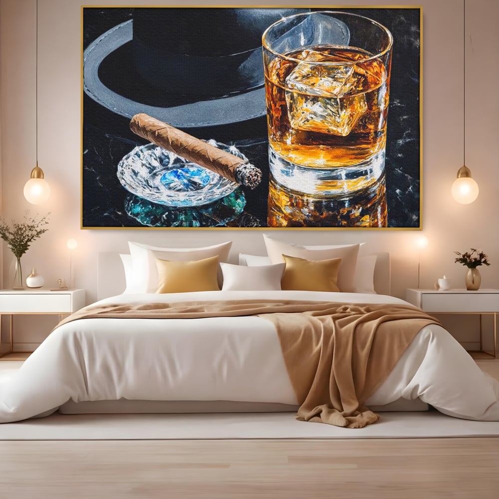 Tablou canvas cu pictura cu pahar de whisky, trabuc si palarie, in rama de aluminiu auriu, pe perete intr-un dormitor